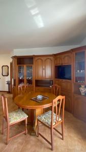 グラヴェドーナにあるCasa Blue lakeの木製のテーブルと椅子のあるキッチン