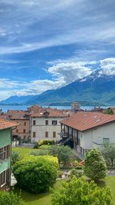 グラヴェドーナにあるCasa Blue lakeの山を背景にした一群の建物