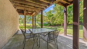 una mesa de patio y sillas en un porche en River Waltz en Pigeon Forge