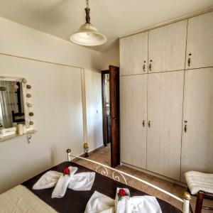 Una habitación con una cama con toallas. en Thymes traditional house, en Loúlos