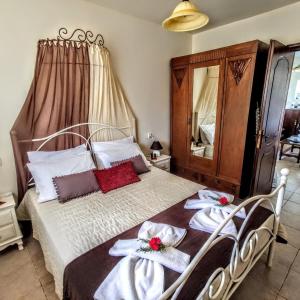 1 dormitorio con 1 cama con 2 toallas en Thymes traditional house, en Loúlos
