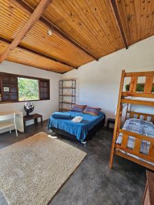 una camera con letto e soffitto in legno di Sítio Mata Virgem a Carrancas