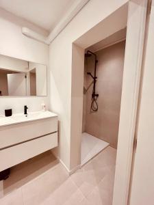 Ein Badezimmer in der Unterkunft Cosy Of John Cockerill