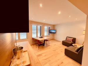 ein Wohnzimmer mit Tisch und Couch in der Unterkunft Cosy Of John Cockerill in Seraing