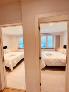 ein Schlafzimmer mit zwei Betten und einem Fenster in der Unterkunft Cosy Of John Cockerill in Seraing