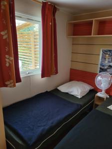 Un pat sau paturi într-o cameră la Bungalow cosy pour 6 personnes