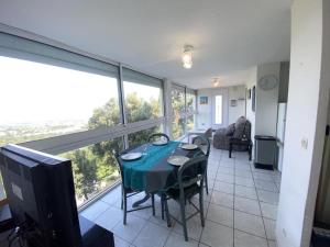 Un comedor con una mesa y una vista de una sala de estar. en L'appartement des Albères, en Laroque-des-Albères