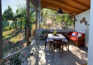 un patio con mesa, sillas y sofá en Backyard Cottage, 