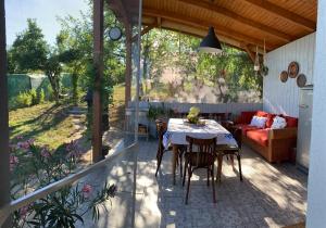 O grădină în afara Backyard Cottage