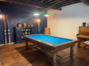 Zimmer mit Billardtisch und Klavier in der Unterkunft Chambres à la campagne in Sauveterre