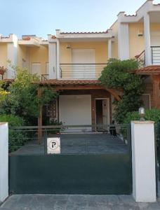 a house with a gate in front of it at Μεζονέτα 50m από τη θάλασσα in Skála Nikíta