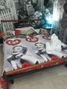 a bed with a picture of two women on it at Affittacamere da chris in Reggio di Calabria