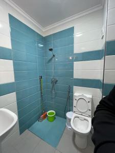 ein Bad mit einem WC und einem Waschbecken in der Unterkunft Tangier house in Tangier