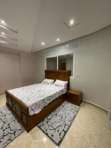 ein Schlafzimmer mit einem großen Bett und einem Spiegel in der Unterkunft Tangier house in Tangier