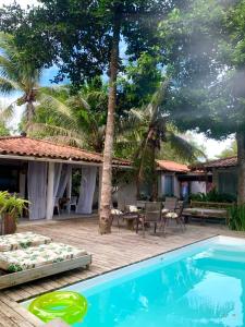 eine Villa mit einem Pool und einem Resort in der Unterkunft Hashigute Spa e Hostel in Arraial d'Ajuda