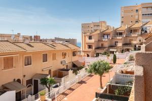 Vista ariale di una città con edifici e alberi di Bungalow Barlovento Playa ad Arenales del Sol