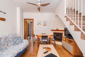 un soggiorno con un divano e un tavolo di Bungalow Barlovento Playa ad Arenales del Sol