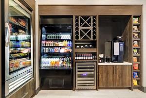 een keuken met een open koelkast met eten bij Hilton Garden Inn in Manassas +4 foto's