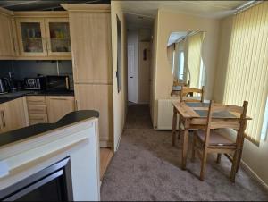 Η κουζίνα ή μικρή κουζίνα στο 6 Berth Caravan Happy Days North Chapel St Leonards +3 φωτογραφίες