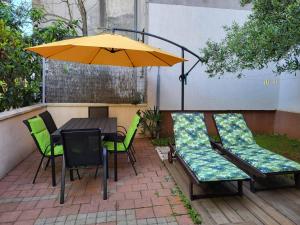 Taman di luar Apartment with garden in Barbariga