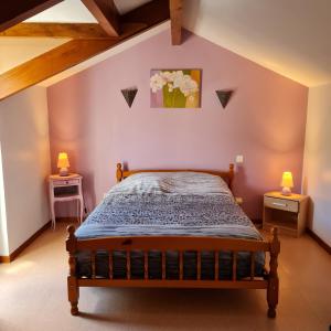 Un pat sau paturi într-o cameră la Au coeur des vignes
