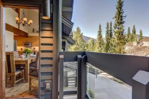 uma vista a partir da varanda de uma casa com uma mesa de jantar em Northern Lights 21 em Whistler