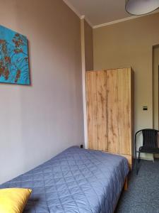 um quarto com uma cama e um armário de madeira em Za zieloną bramą em Zawiercie