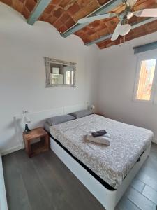 una camera con letto in una stanza con specchio di Magnificent apartment Camp Nou a Hospitalet de Llobregat