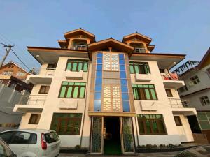 budynek z zielonymi i niebieskimi oknami w obiekcie Behtereen resort w mieście Śrinagar