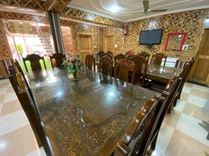 uma sala de conferências com uma mesa longa e cadeiras em Behtereen resort em Srinagar