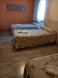 Ένα ή περισσότερα κρεβάτια σε δωμάτιο στο HOTEL LOS TILOS RECONQUISTA