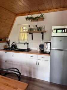 a kitchen with a sink and a refrigerator at Duszek Lasu in Brenna