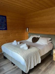 Chalet de luxe -8 pers- sauna - vues lac & montagne 객실 침대