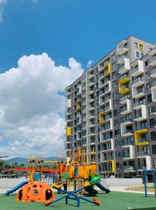 スコピエにあるMoon Loft next to East Gate Mall Free Parking includedのアパートの前の遊び場