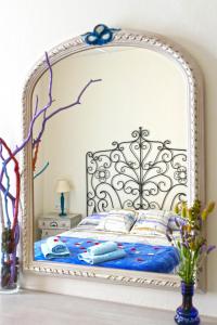 Un dormitorio con una cama con un espejo grande. en La Llar de la Kim, ideal familias, en Arenys de Mar 45 fotos más