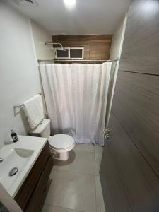 ein Badezimmer mit Toilette, Waschbecken und Dusche in der Unterkunft Best option in Mazatlan in Mazatlán