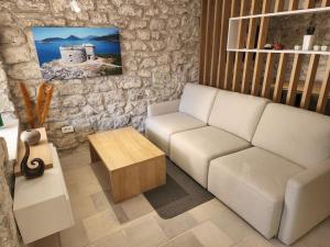 Boka Fig Village Rustic luxury with a view & pool的休息区