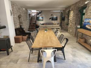 Boka Fig Village Rustic luxury with a view & pool的休息区