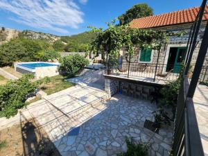 Boka Fig Village Rustic luxury with a view & pool内部或周边的泳池