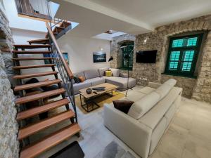 Boka Fig Village Rustic luxury with a view & pool的电视和/或娱乐中心