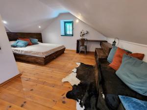 Boka Fig Village Rustic luxury with a view & pool客房内的一张或多张床位