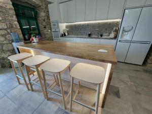 Boka Fig Village Rustic luxury with a view & pool的厨房或小厨房