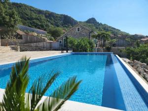 Boka Fig Village Rustic luxury with a view & pool内部或周边的泳池