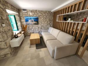 Boka Fig Village Rustic luxury with a view & pool的休息区