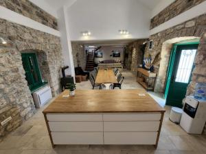 Boka Fig Village Rustic luxury with a view & pool的休息区