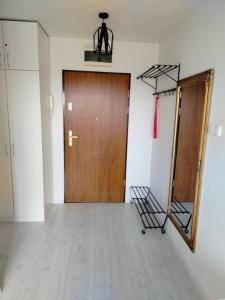 an empty room with a door and a basketball hoop at Apartament Nowy Świat Puck in Puck