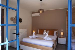 莫斯塔的住宿－Mosta Dome Penthouse，一间卧室配有一张天鹅床