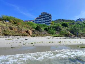 Pampatar的住宿－Playa dorada，享有海滩美景,后面是一座建筑