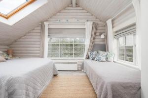 Duas camas num quarto com uma janela em Guesthouse Delisa em Pärnu