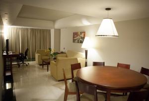 a living room with a table and a couch at EXECUTIVE SUITES VALENCIA-Venezuela in Valencia
